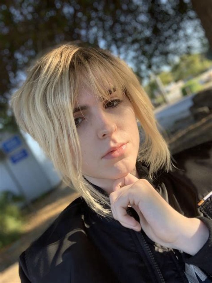 Ella Hollywood Scrolller