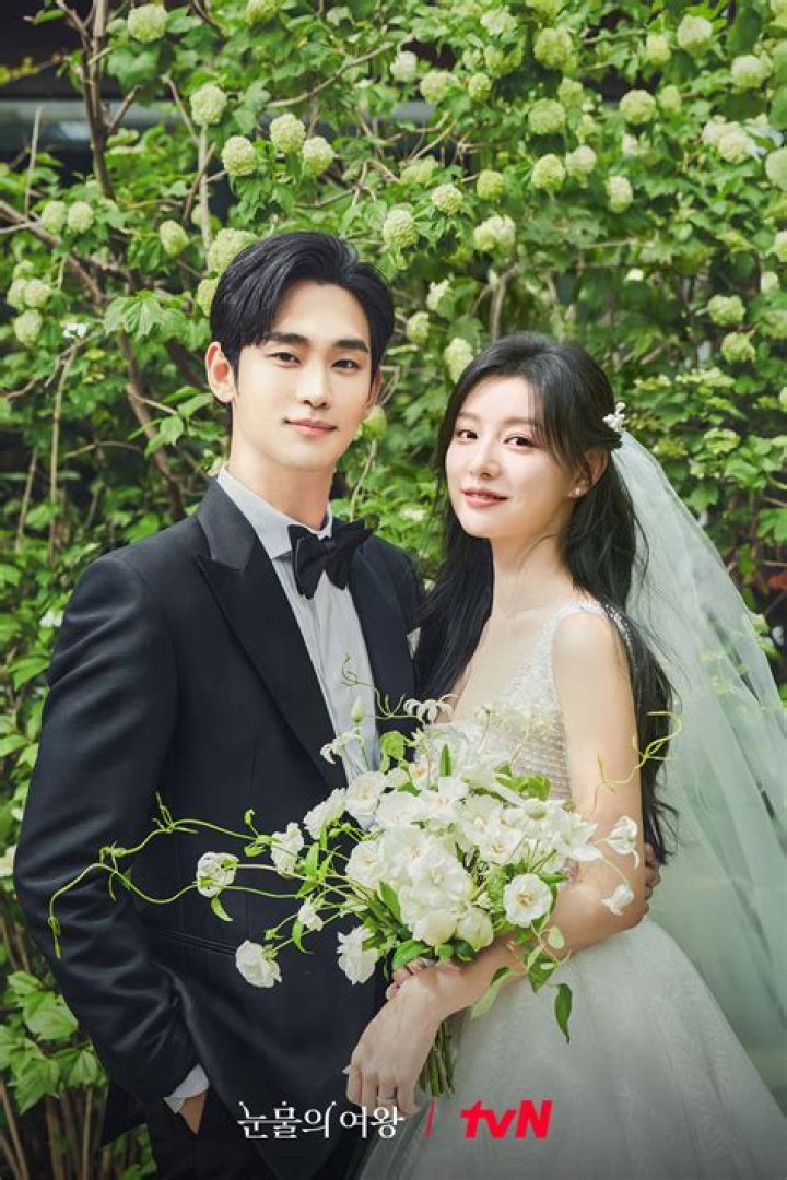 Exploring The Charismatic Duo: Kim Soo Hyun And Park Bo Young